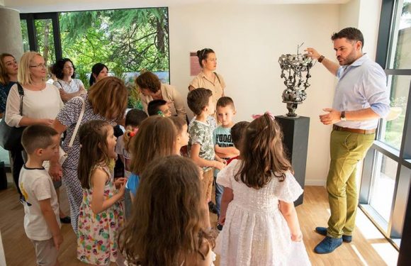 Дечињата од градинка “11 Октомври” во посета на резиденцијата на ЕУ Дечињата од градинка “11 Октомври” во посета на резиденцијата на ЕУ